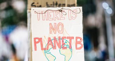 Plakat mit Aufschrift "there is no planet B"
