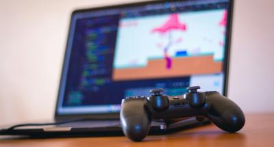 Schwarzer Laptop mit Controller