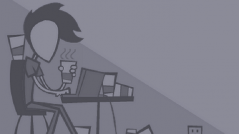 Der Hauptcharakter sitzt umgeben von Kaffeebechern in einem dunklen Raum vor einem PC-Bildschirm.