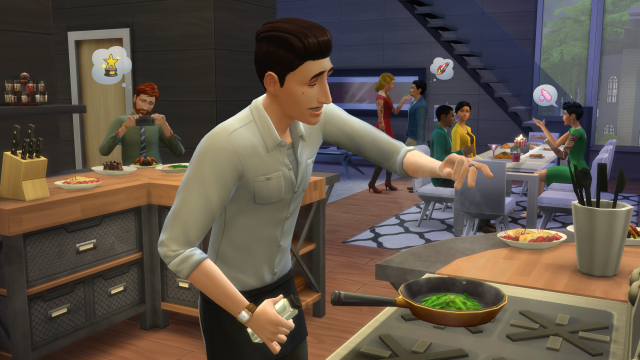 Eine Spielfigur aus "Die Sims 4" steht am Herd und bereitet ein Gericht zu, während im Hintergrund andere Figuren an einem Tisch und im Raum verteilt zu sehen sind.
