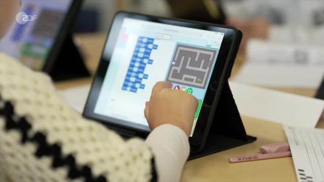 Man sieht ein Kind an einem Tablet mit der Cubi Lernsoftware.