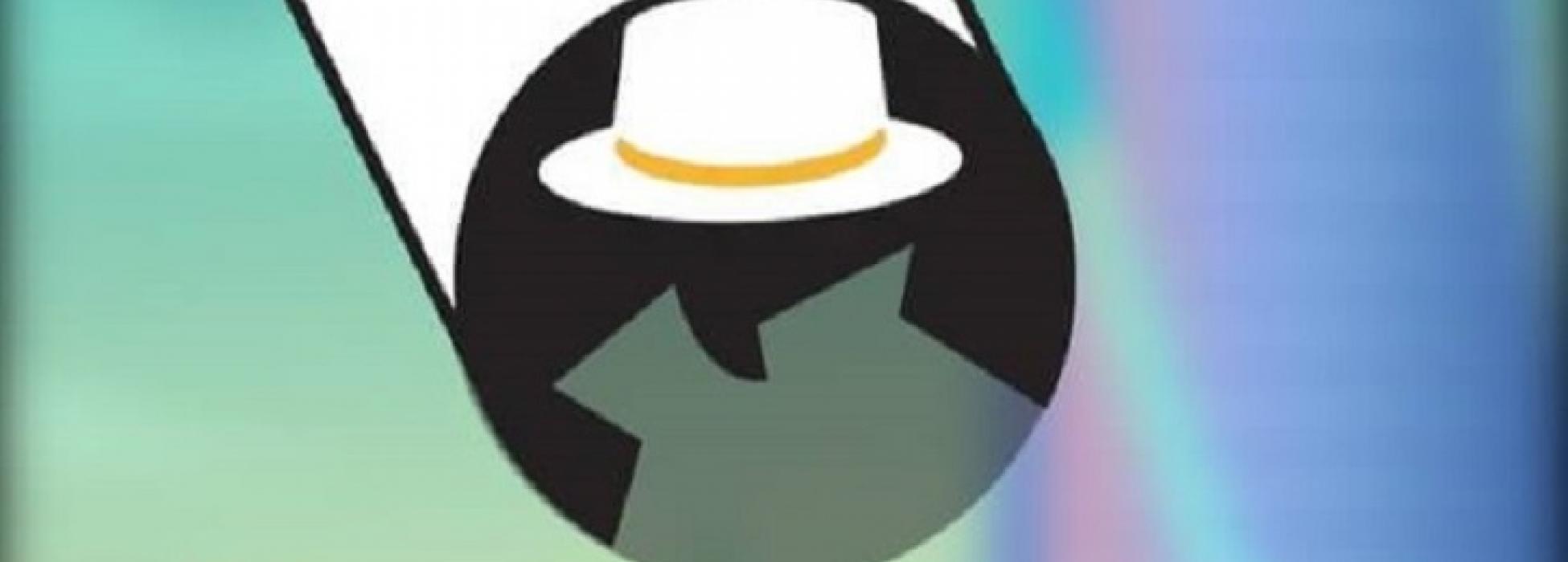 schwarzweißes Logo des Spiels vor verschwommenem grünblauem Hintergrund